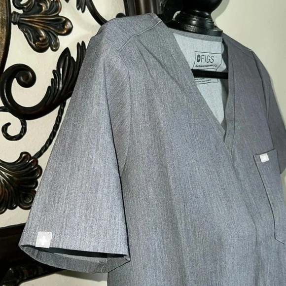 FIGS Men’s Graphite Gray Scrub Pullover Shirt Top 1 Pocket Large Short Sleeves - Picture 9 of 13